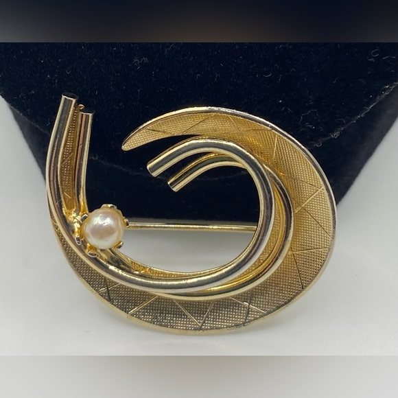 Gold Tone Faux Pearl Dimensional Brooch Vintage - Picture 4 of 7